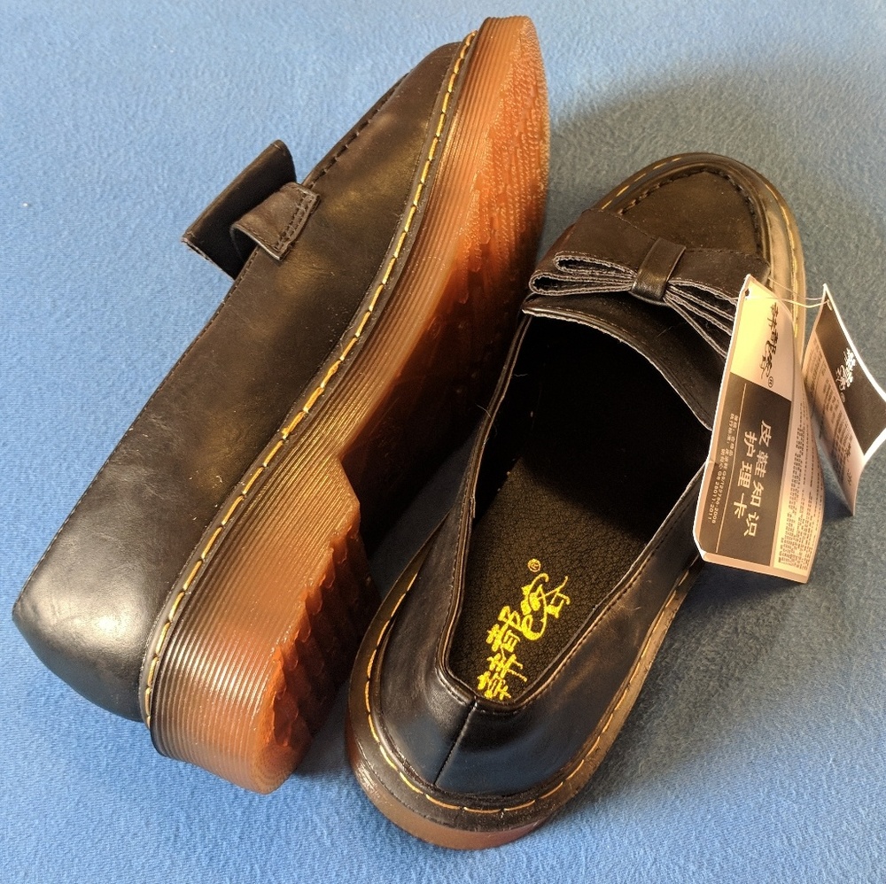 Penny loafer shoes with a cute bow in black US 9